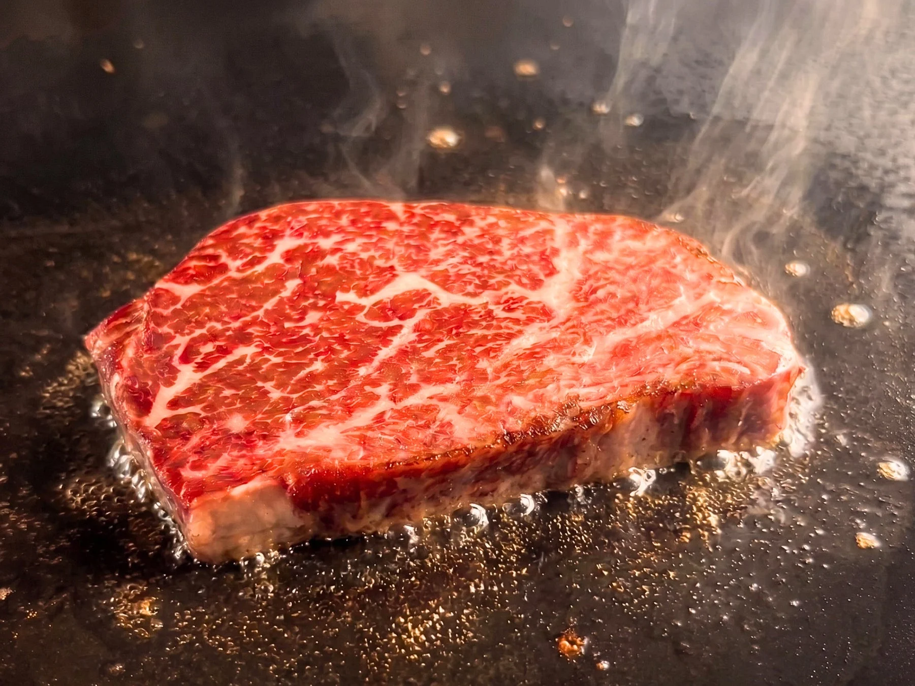 焼かれるステーキ