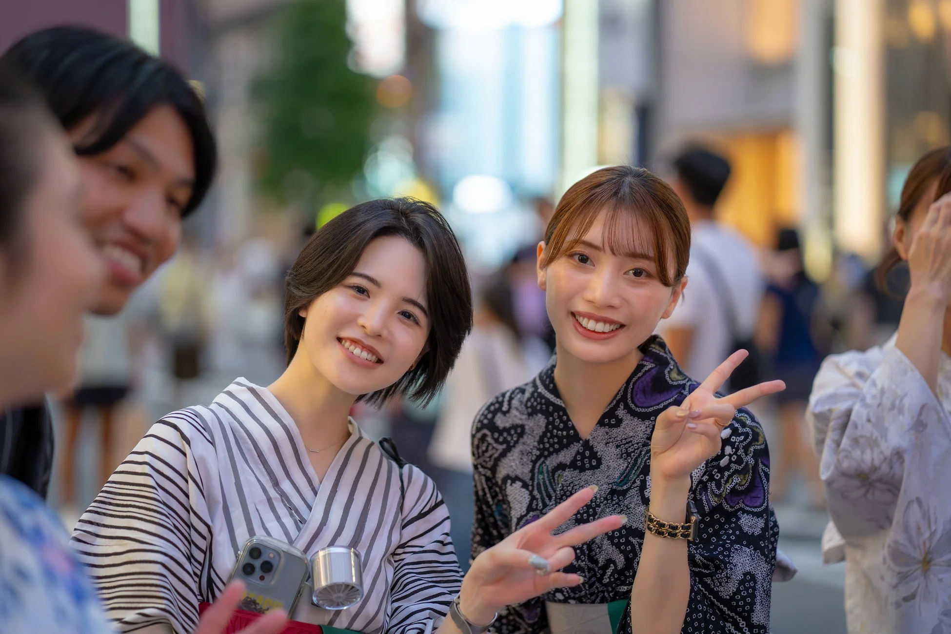 浴衣を着た二人の女性