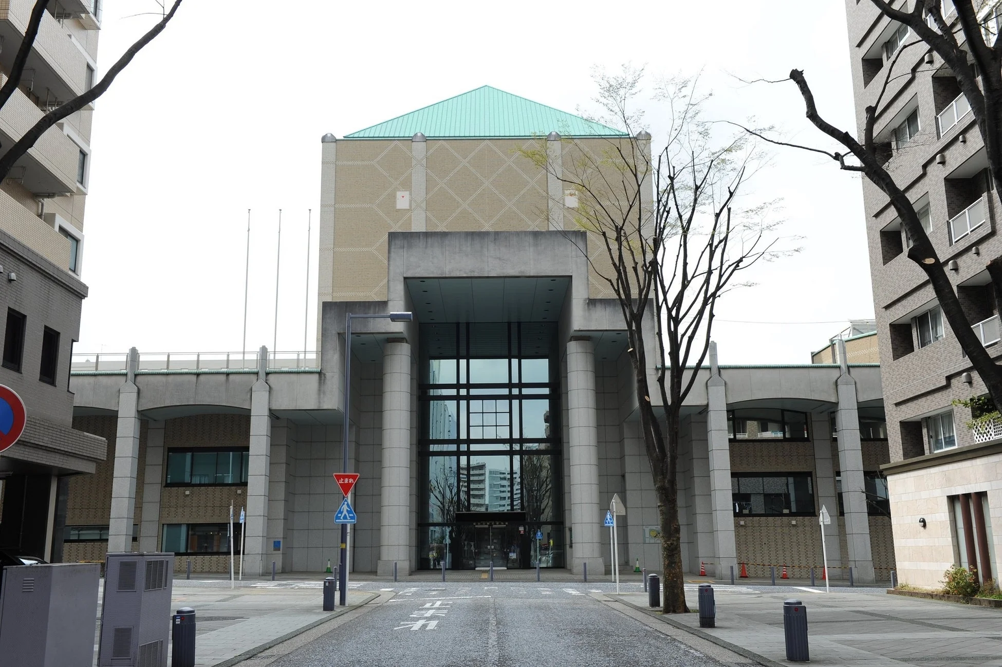 横浜市歴史博物館外観と「止まれ」標識