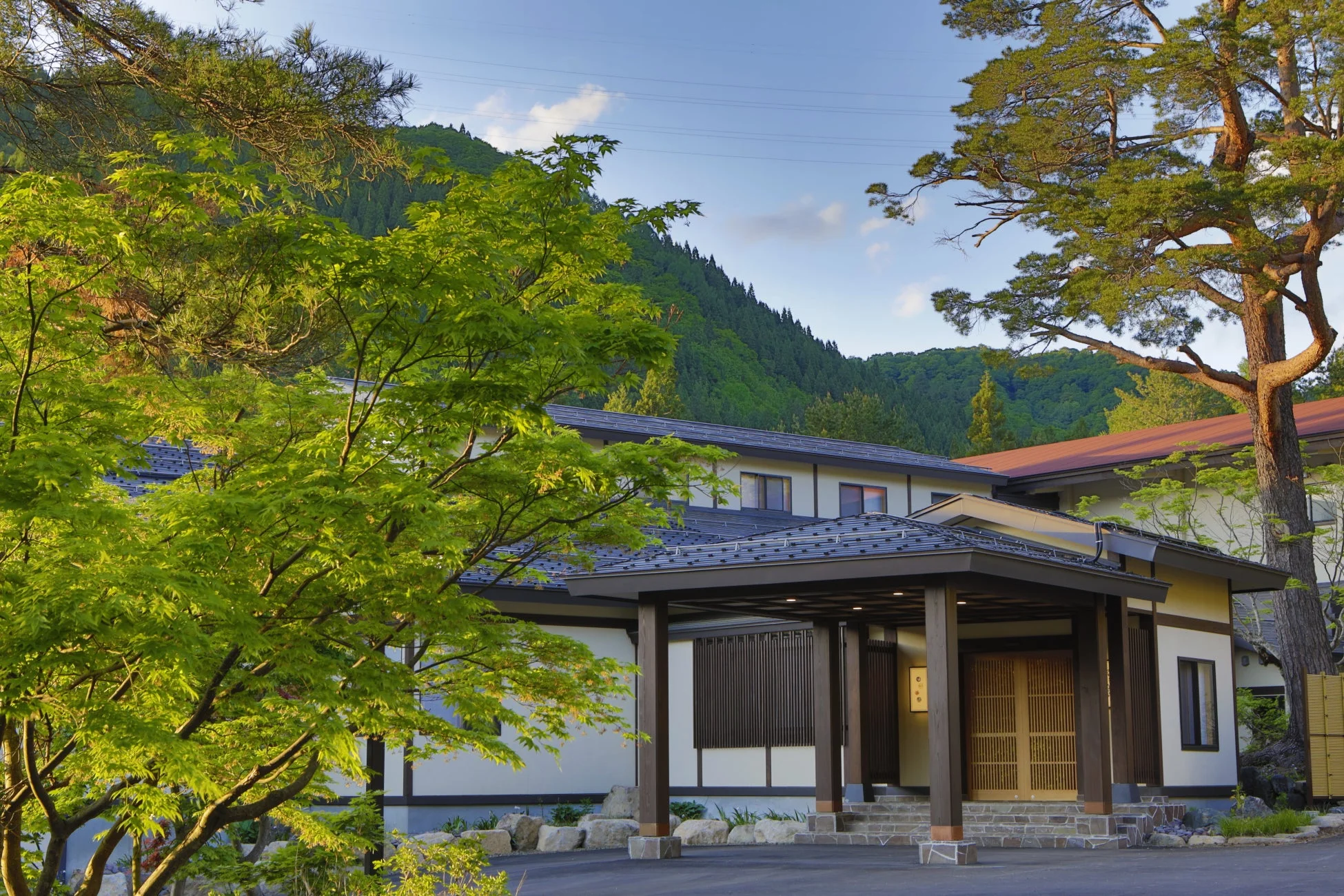 新緑が美しい日本家屋の旅館