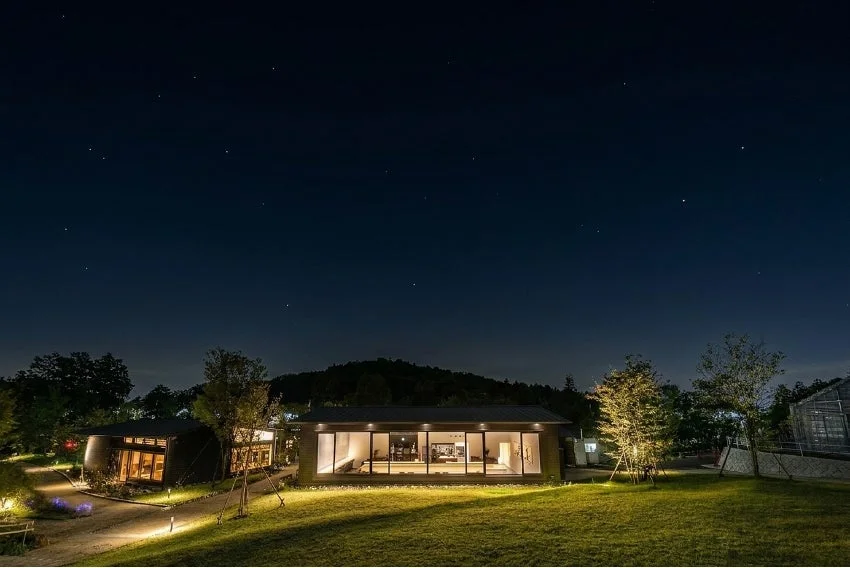 夜景、モダン建築、星空