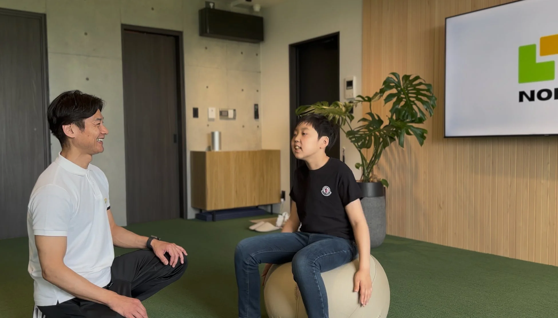 男性,子供,バランスボール,トレーニング,コーチング,室内,笑顔,会話,フィットネス,健康,現代的