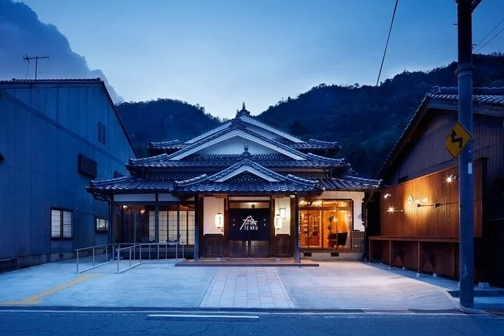 夕暮れ時、伝統的な日本家屋の建物