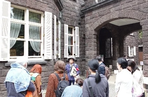 ガイドの説明を聞く観光客