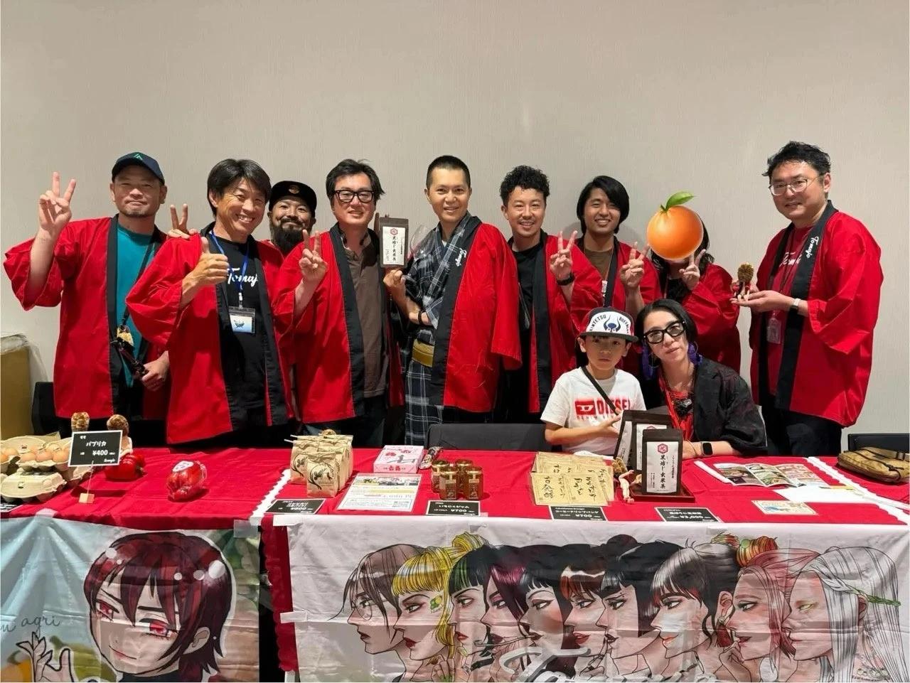 イベントで賑わう人々と農産物
