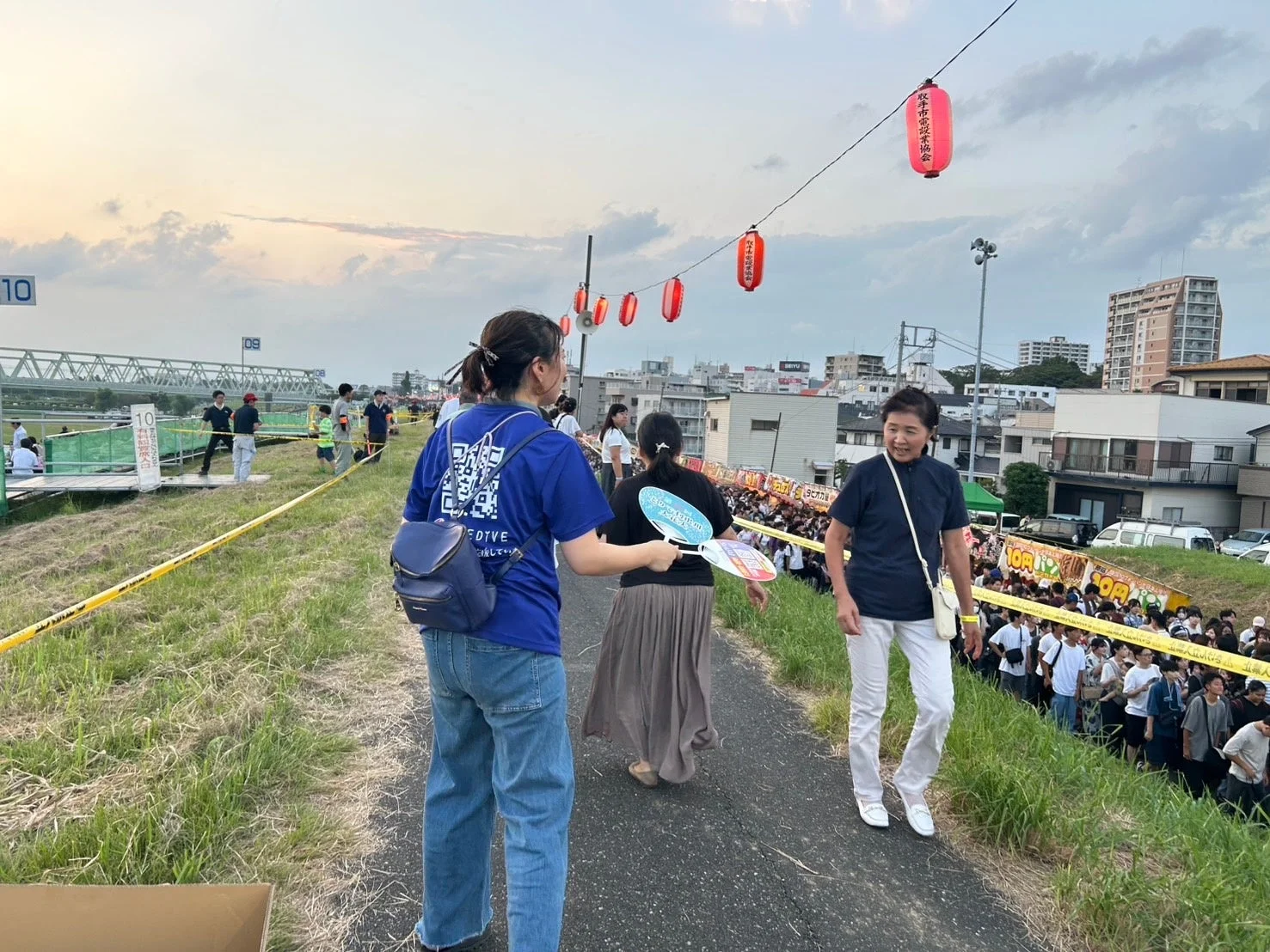 祭り,イベント,夕暮れ,提灯,河川敷,群衆,日本,屋外,地域イベント,取手市,夏祭り