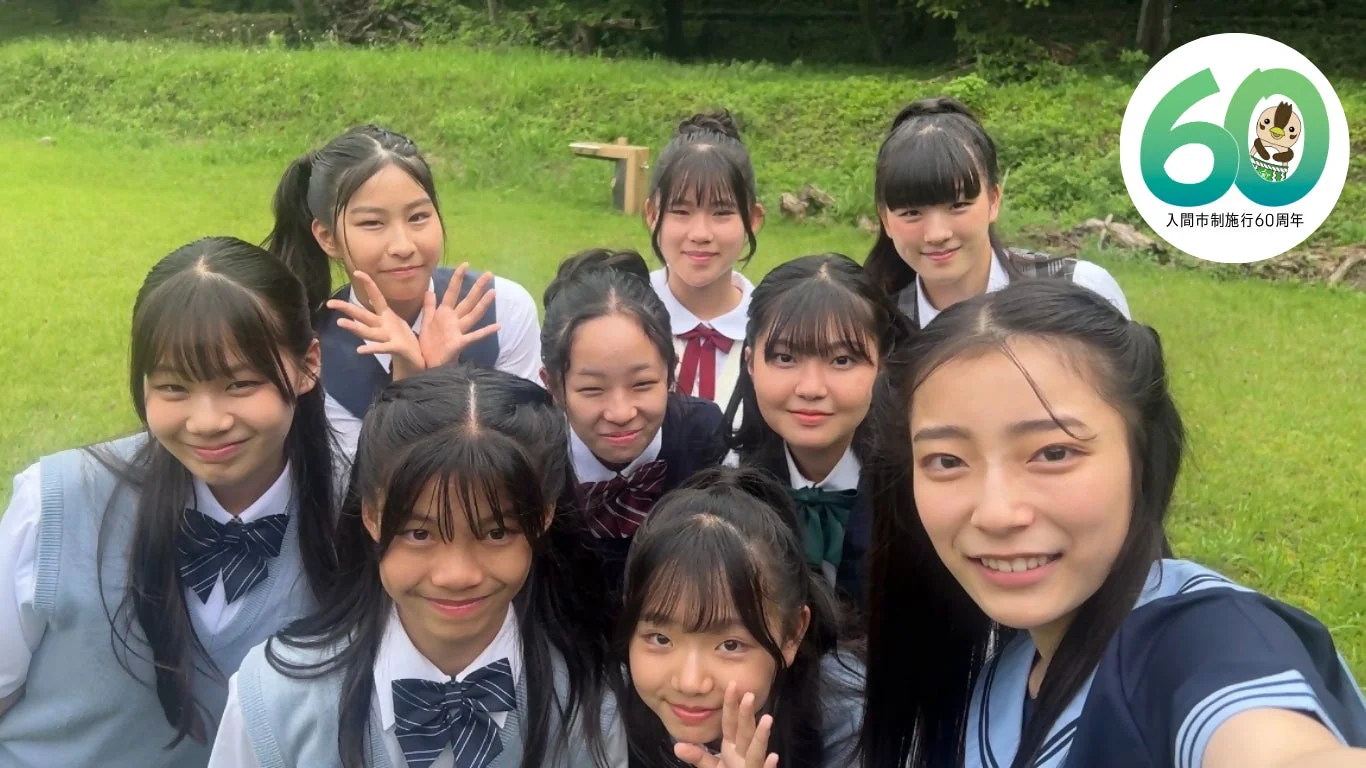 屋外で笑顔のQsメンバー