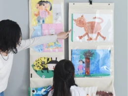 子どもの作品を「飾って収納」！bon momentからA3サイズのウォールポケットが新登場