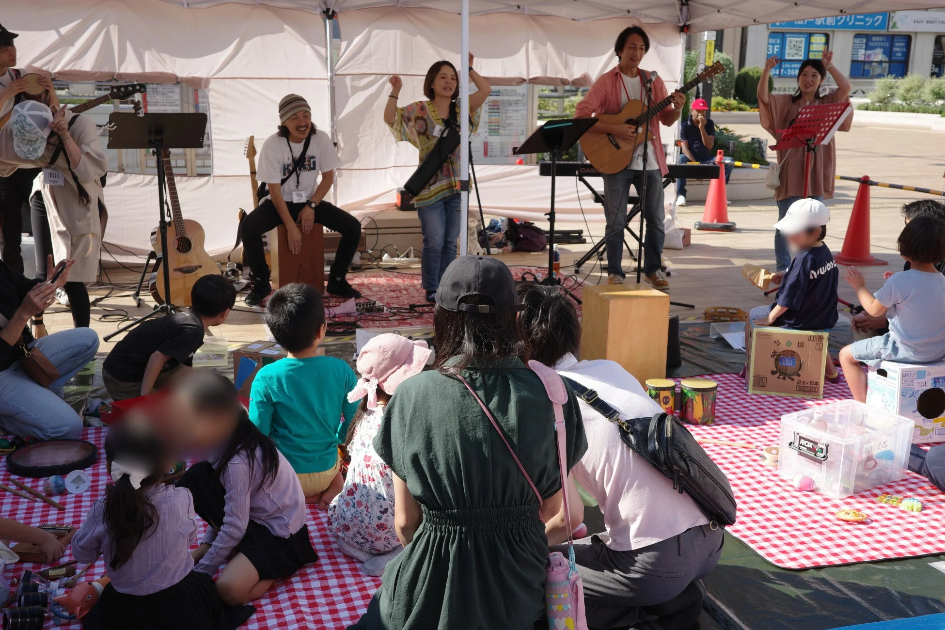 野外でのアコースティックライブの様子