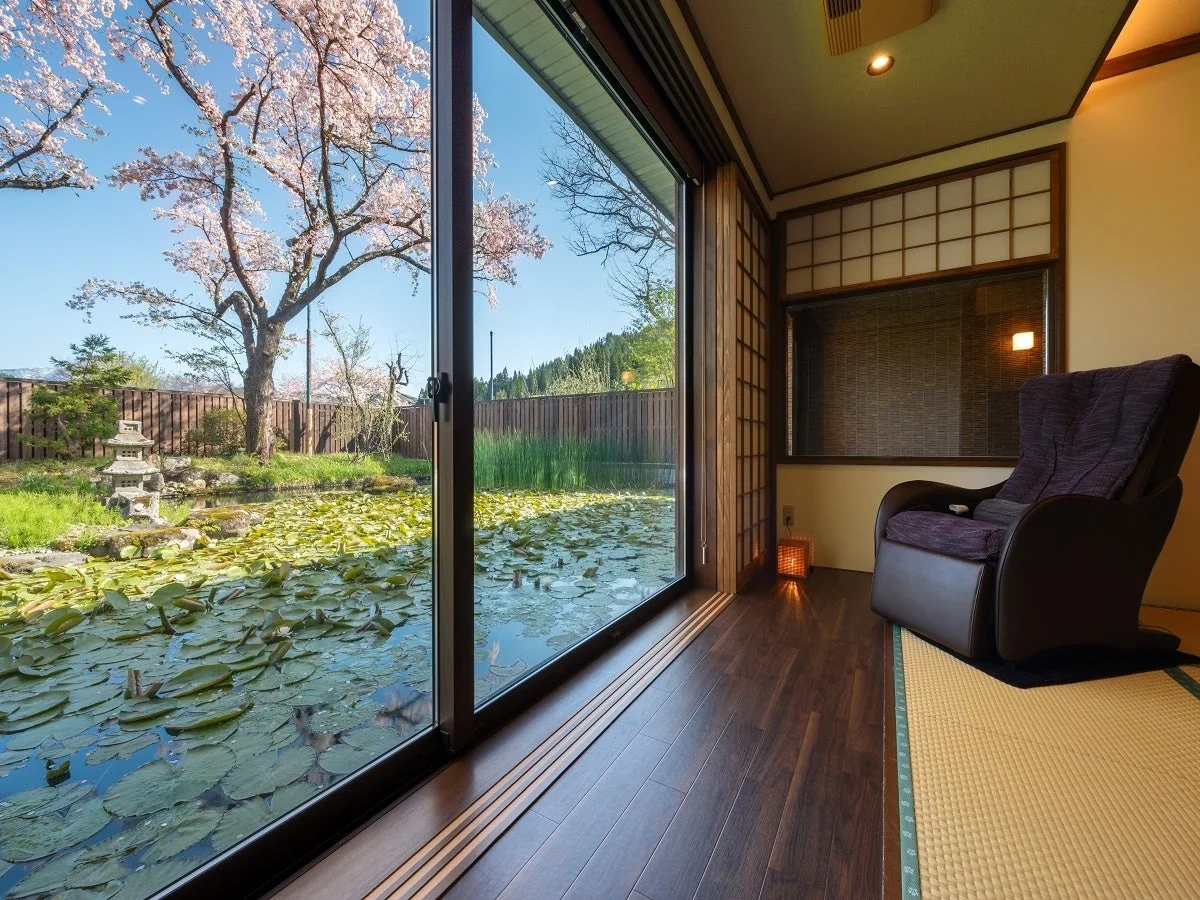 日本庭園、桜、池、和室、マッサージチェア