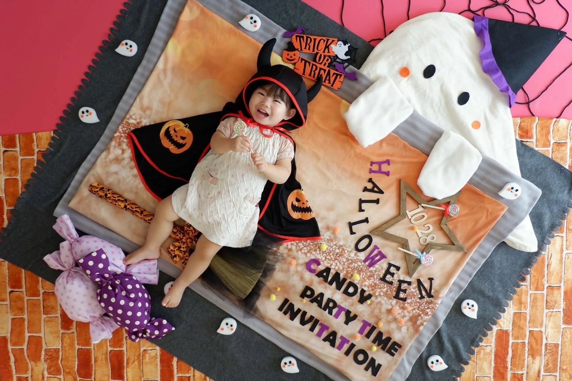 ハロウィンテーマで仮装した赤ちゃんのアート撮影