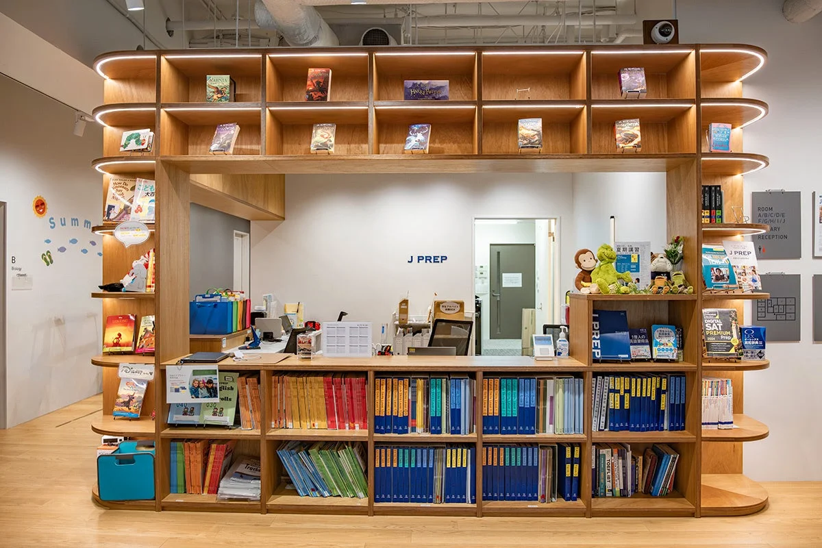 J PREPの受付兼図書スペース