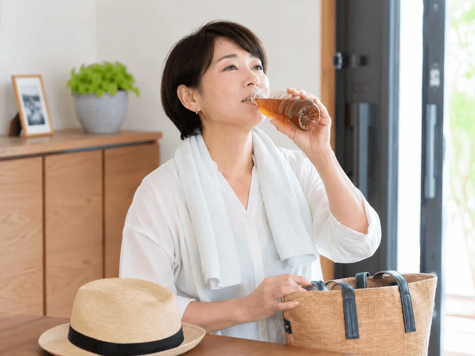 水分補給をする中年女性