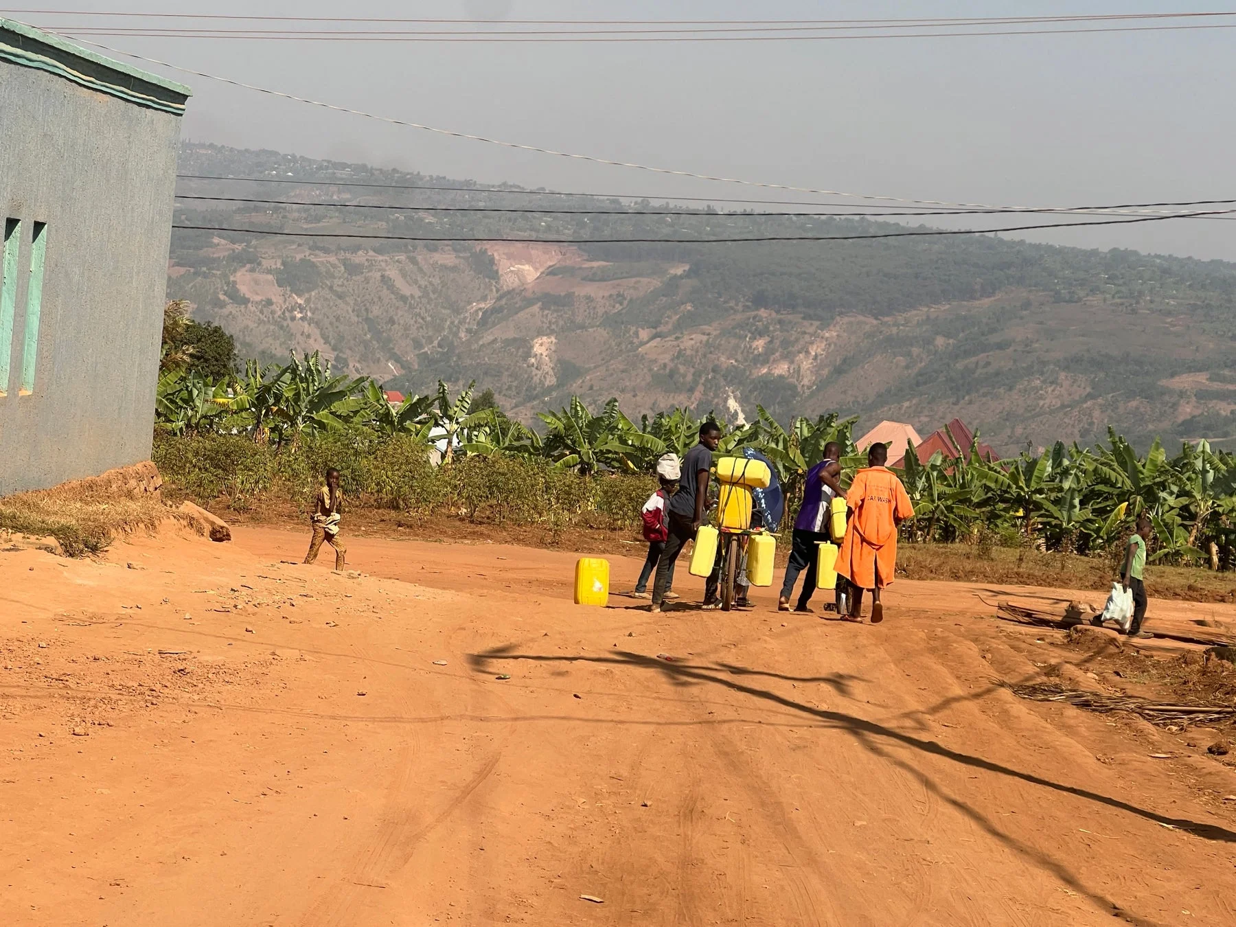 ジェリカンを運ぶルワンダの人々