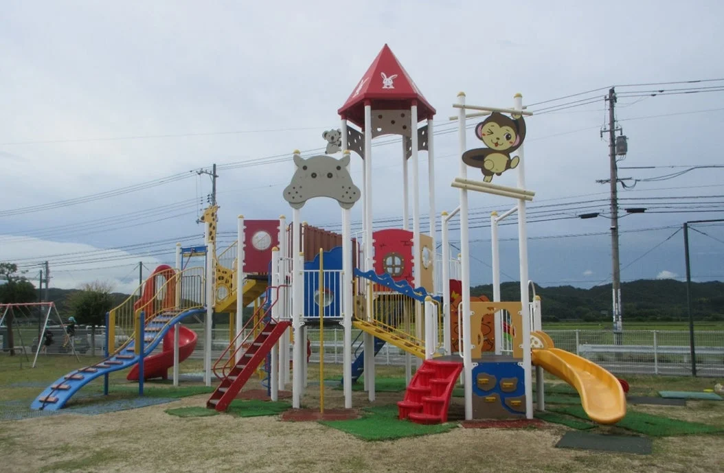 カラフルな大型遊具が広がる公園の風景