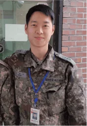 軍服姿の著者の写真
