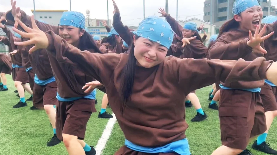 学生が衣装を身につけてダンスを披露している様子