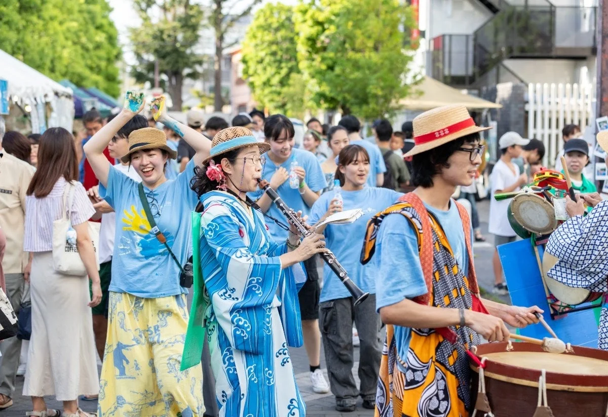 夏祭りのパレードの様子