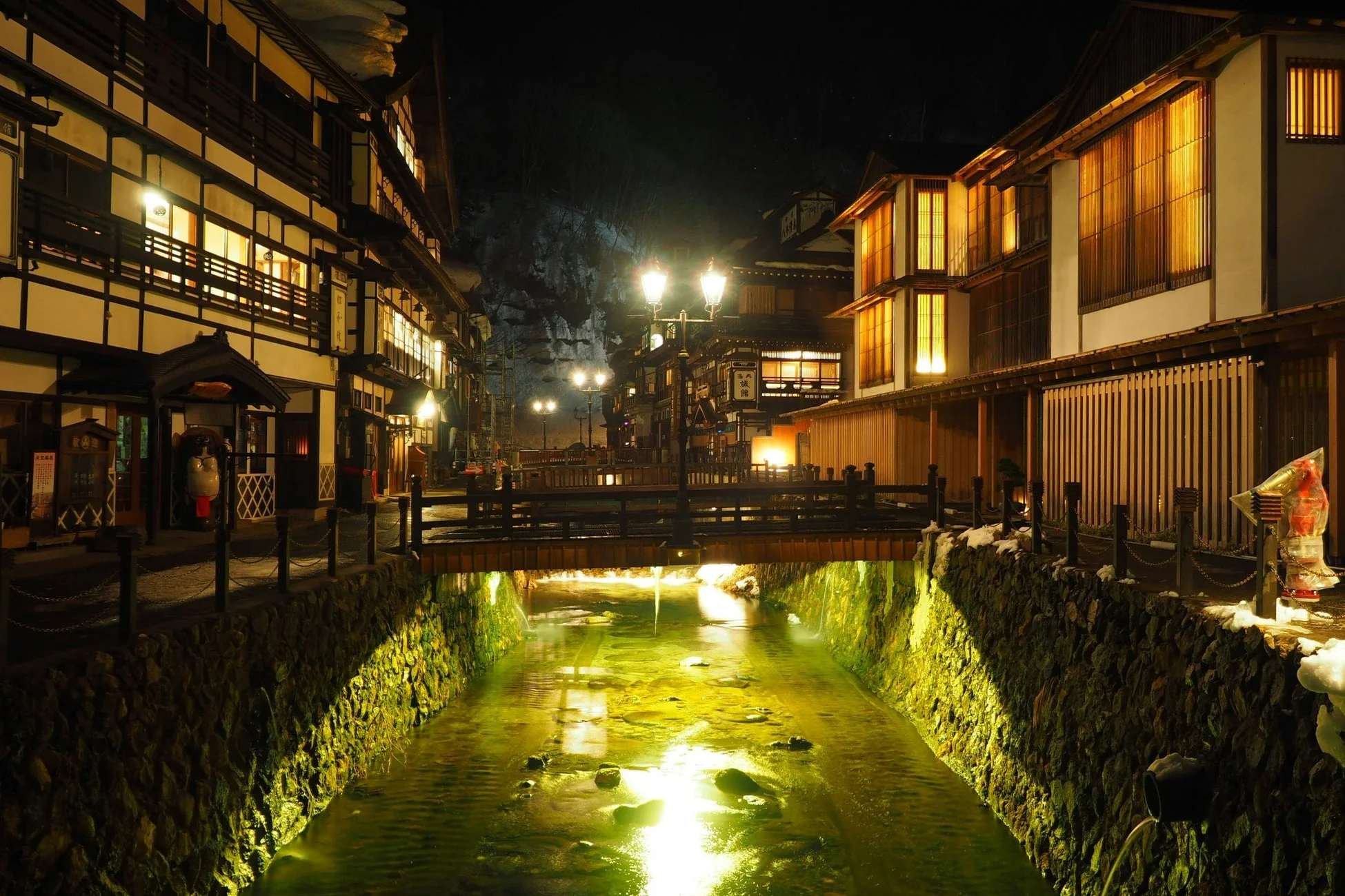 雪が舞う銀山温泉の夜景