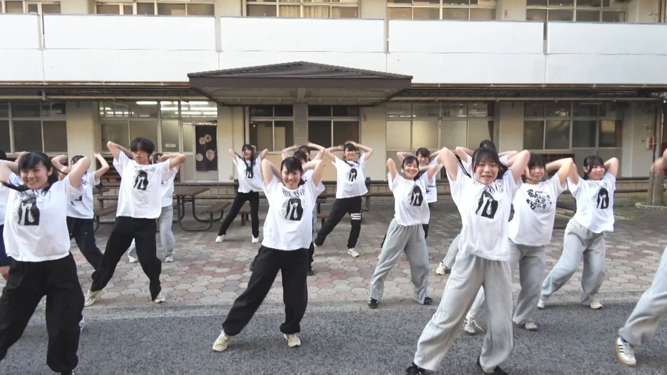 学生が屋外でダンス練習をする様子