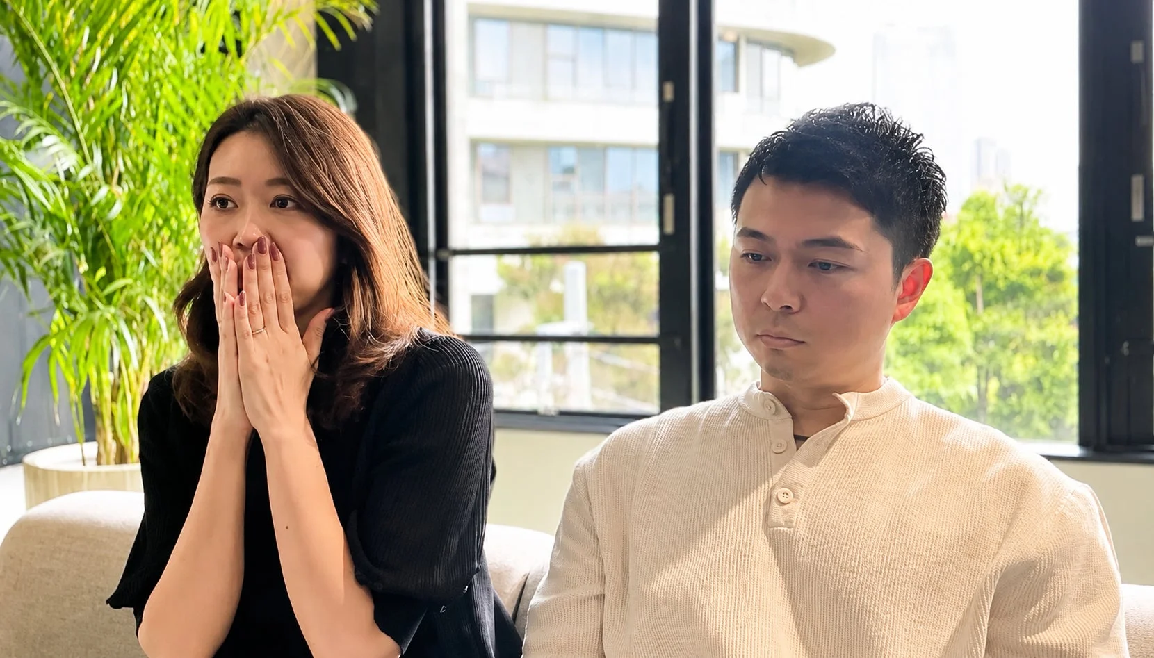 男女, カップル, 驚き, 不安, 困惑, 真剣, 室内, 会話, 表情, 人物, オフィス