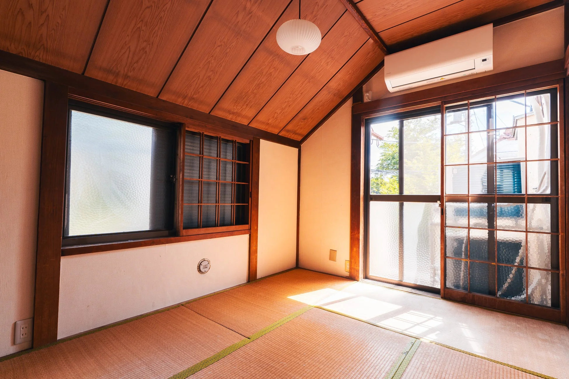 畳が敷かれた和室の内部