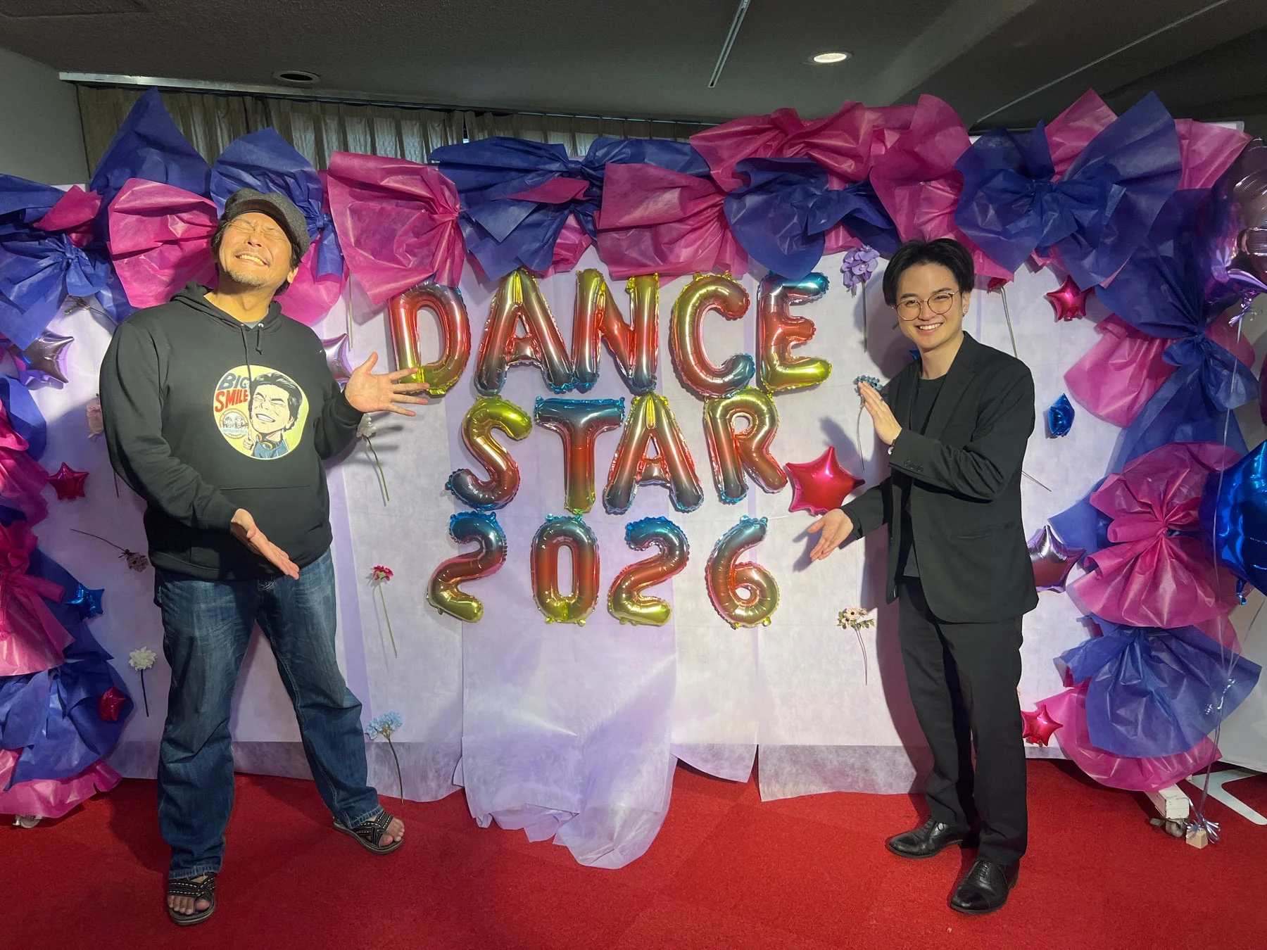 DANCE STAR 2026バルーンと男性2人