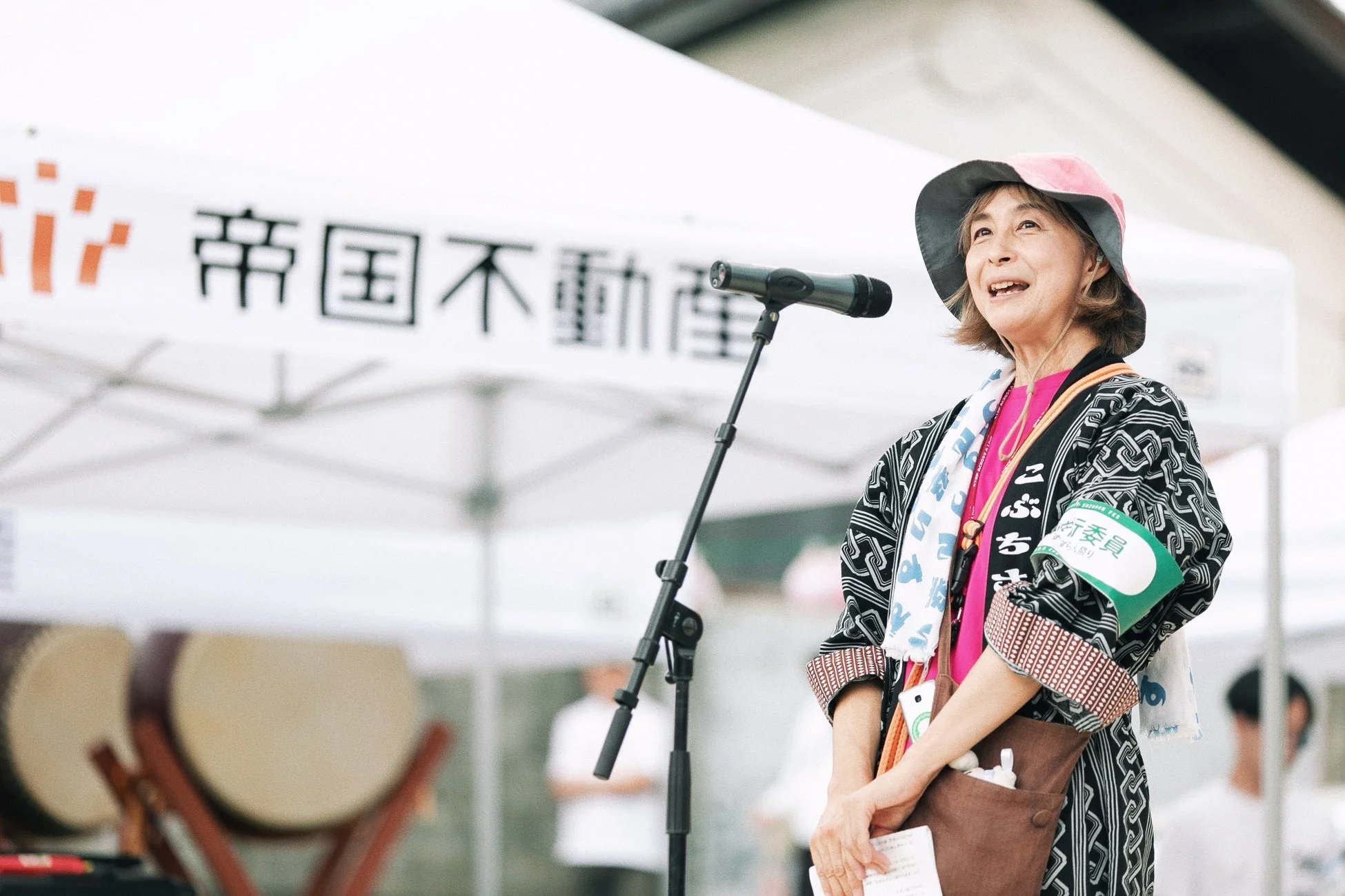 すずらん祭り実行委員がスピーチする様子