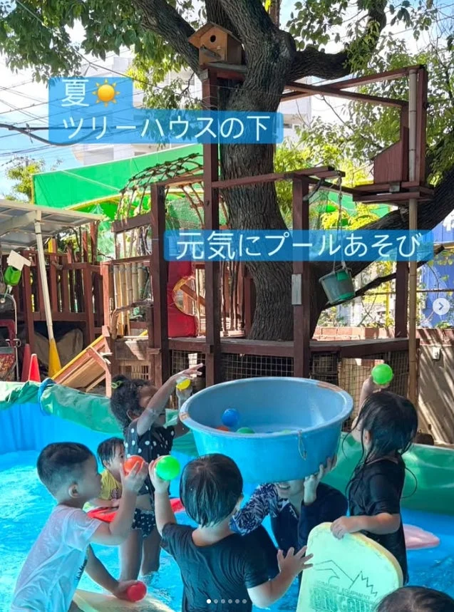 夏の日、ツリーハウスの下で子供たちが元気にプール遊びを楽しんでいる