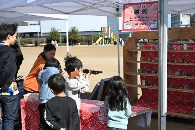 射的を楽しむ子どもたち