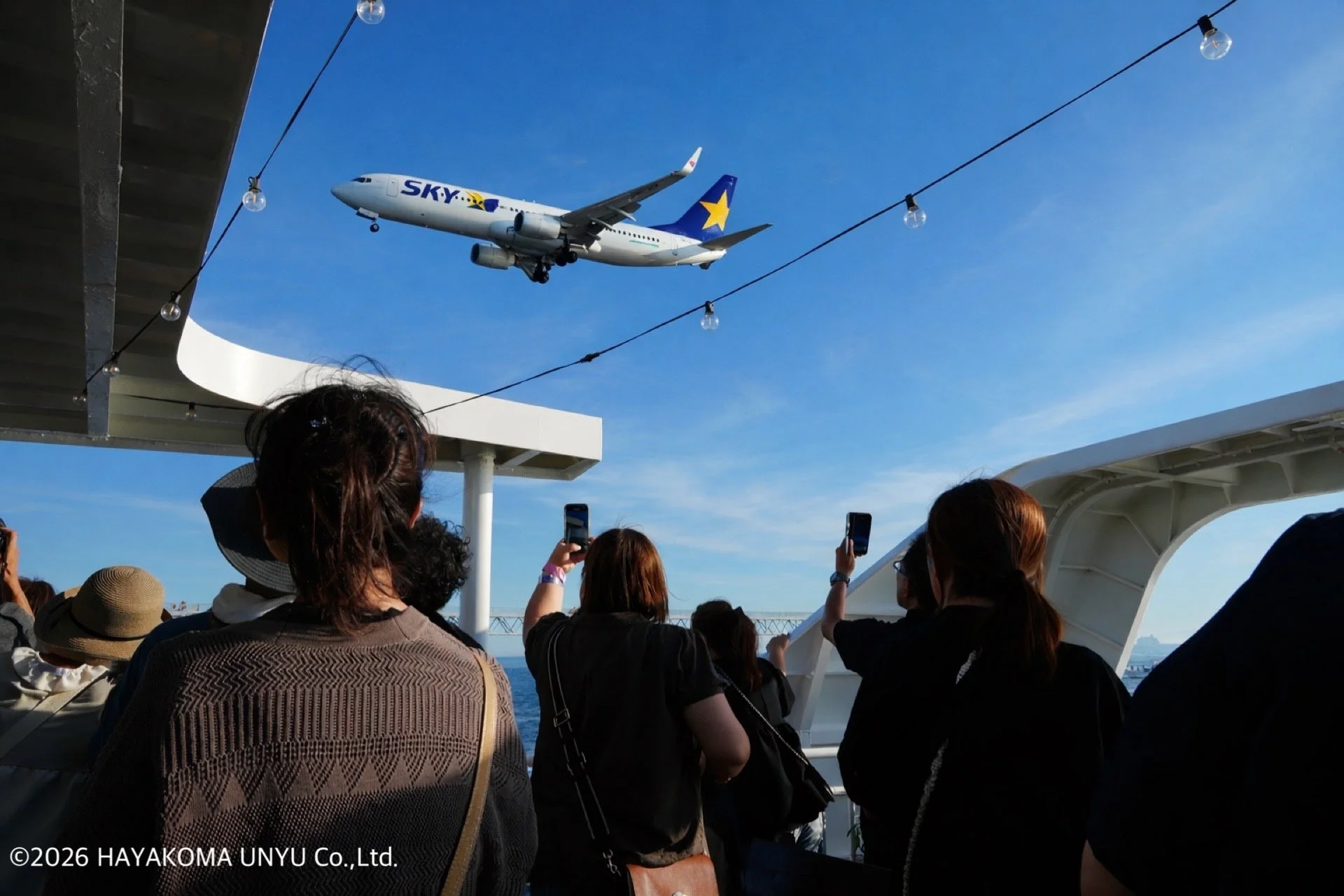 船上から飛行機を見る