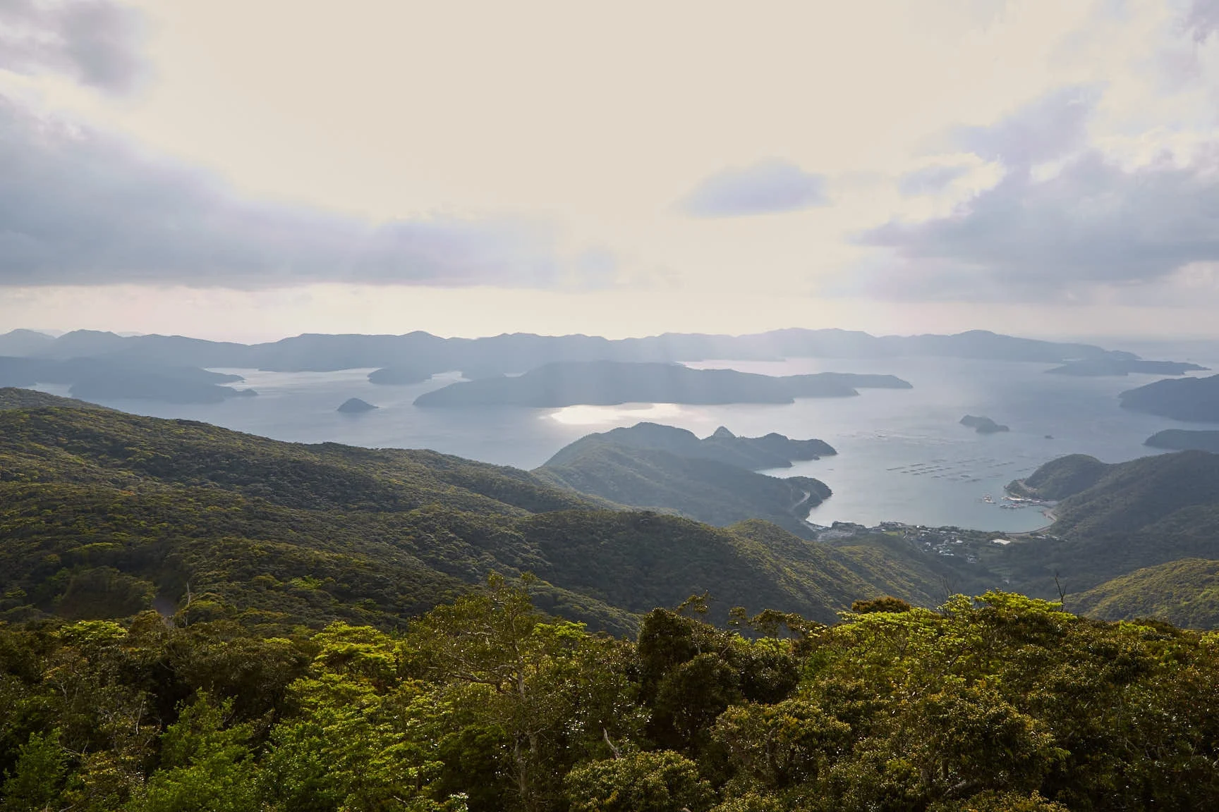 自然,絶景,多島美,海,島,山,湾,雲,日差し,漁村,養殖,緑,パノラマ