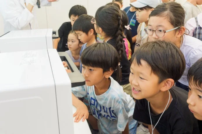 冷凍のひみつを学ぶ子どもたち