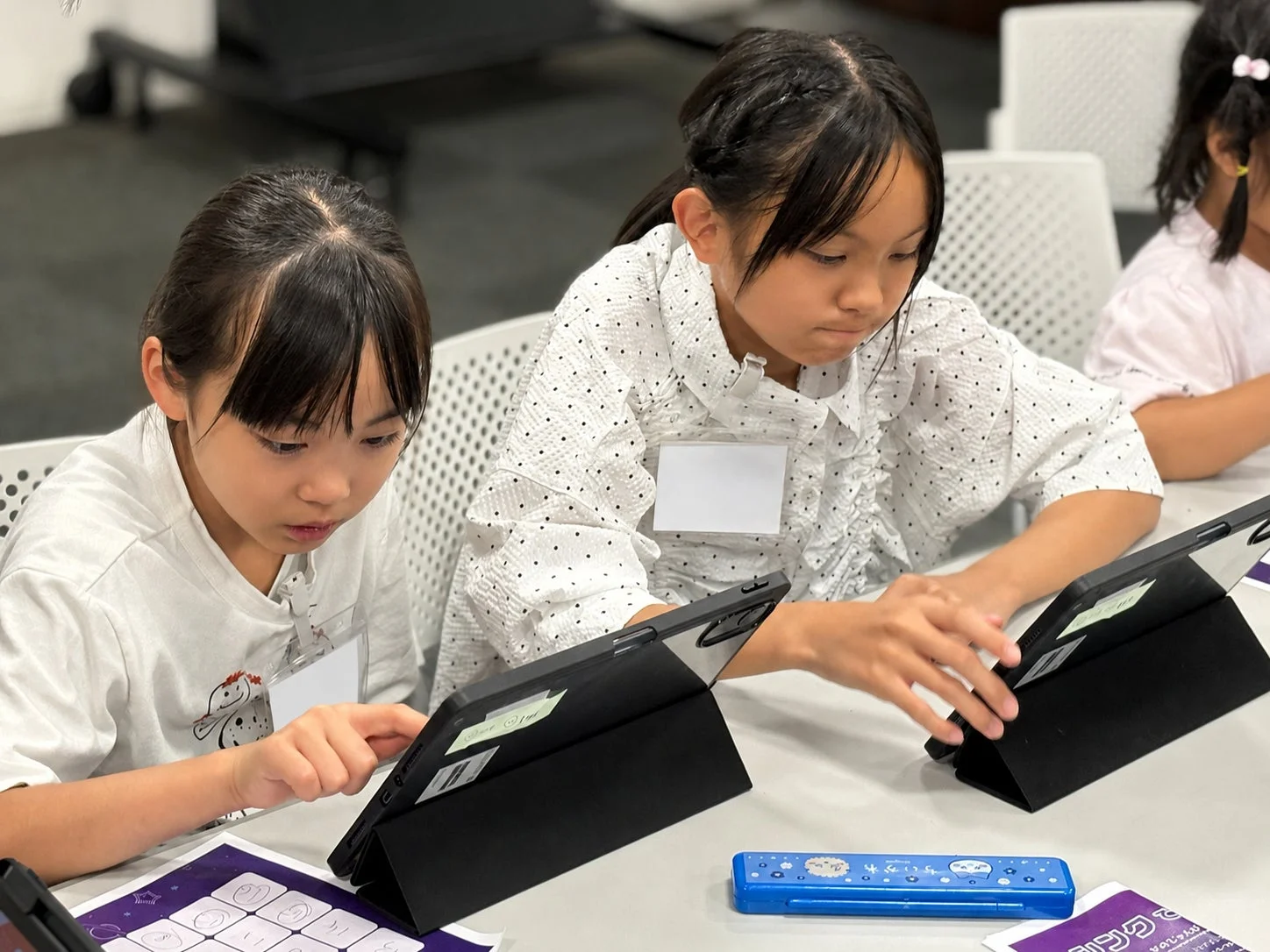 タブレットで学習する女の子たち