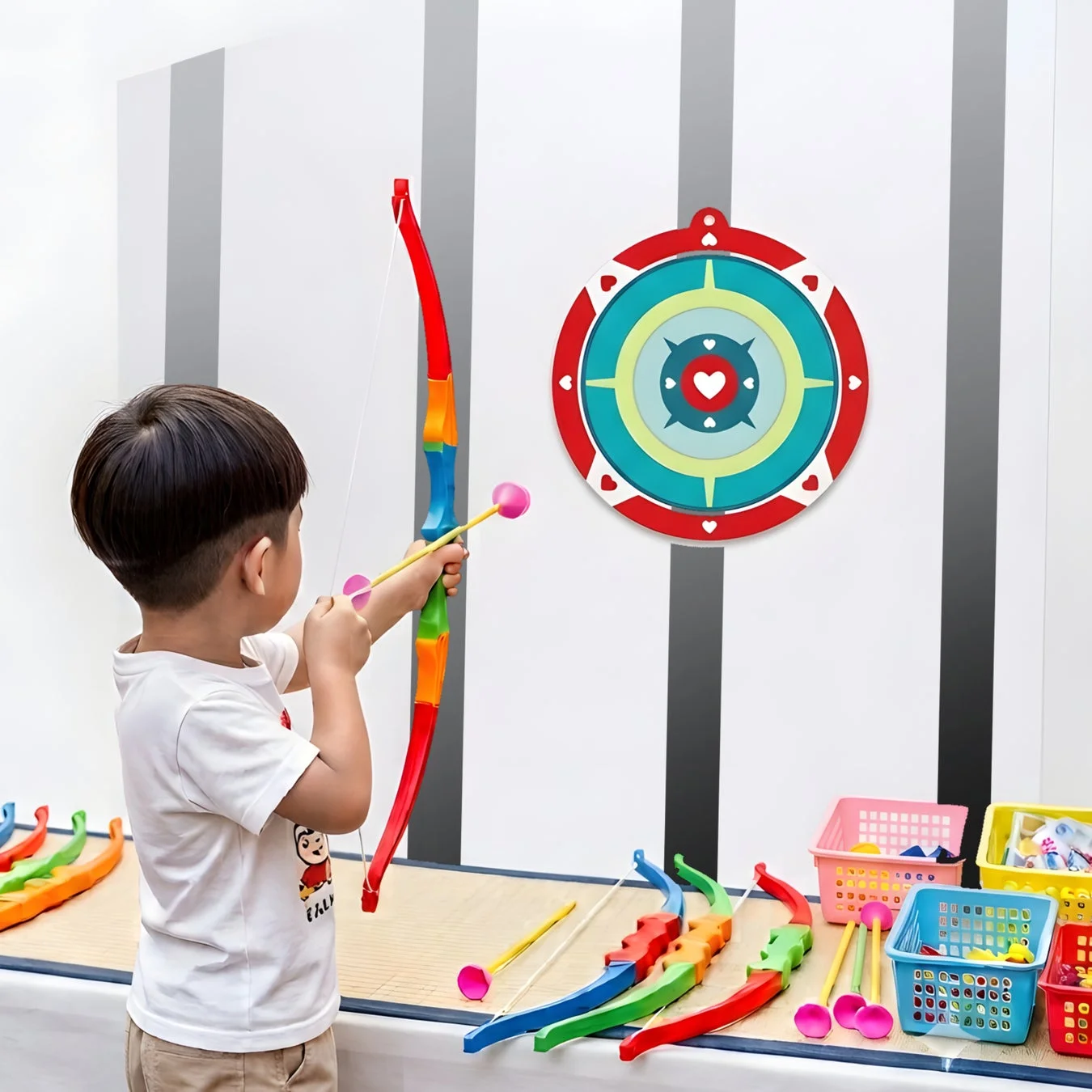 子供が弓矢で遊ぶ様子