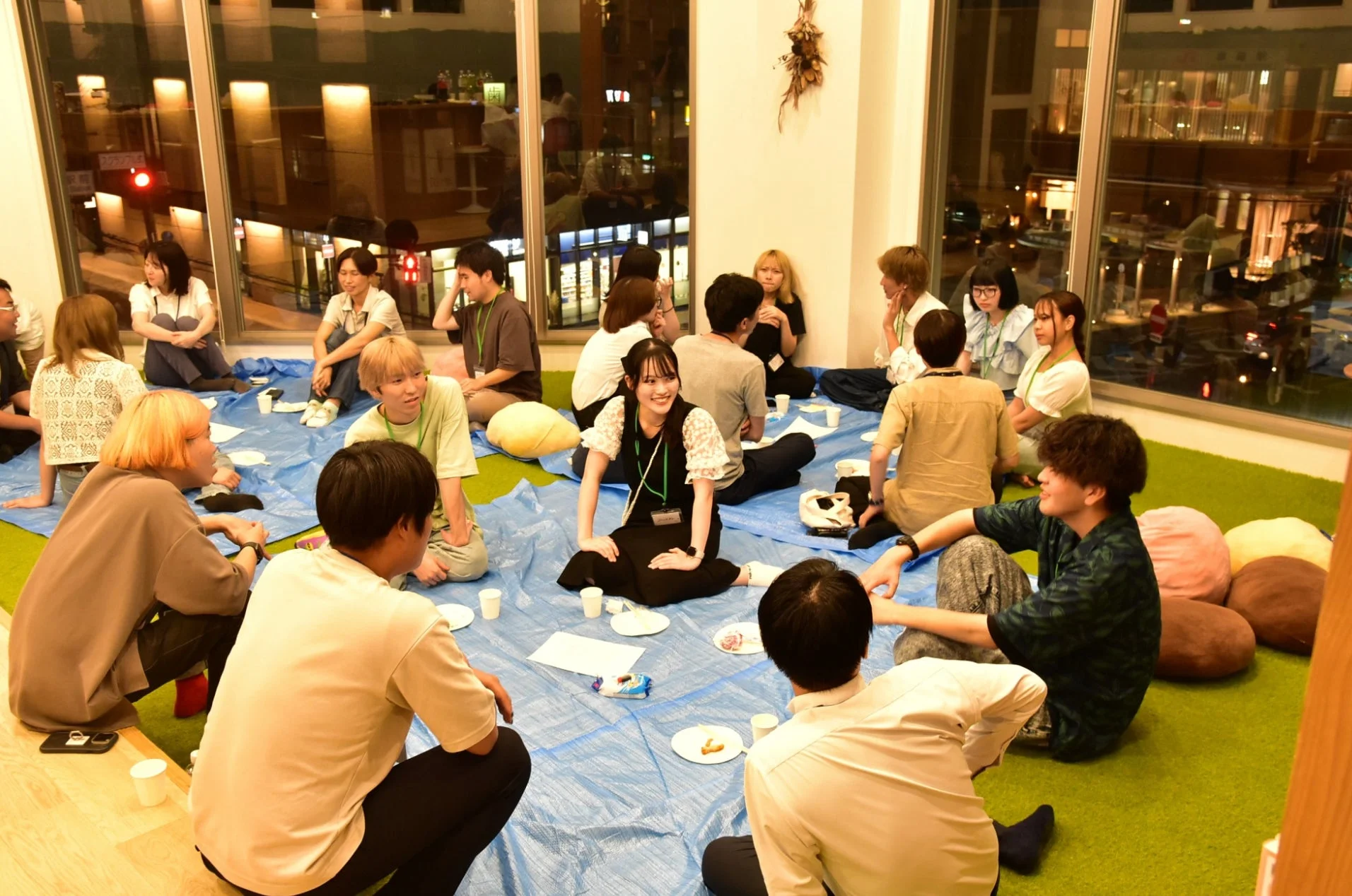屋内で交流する若者たち