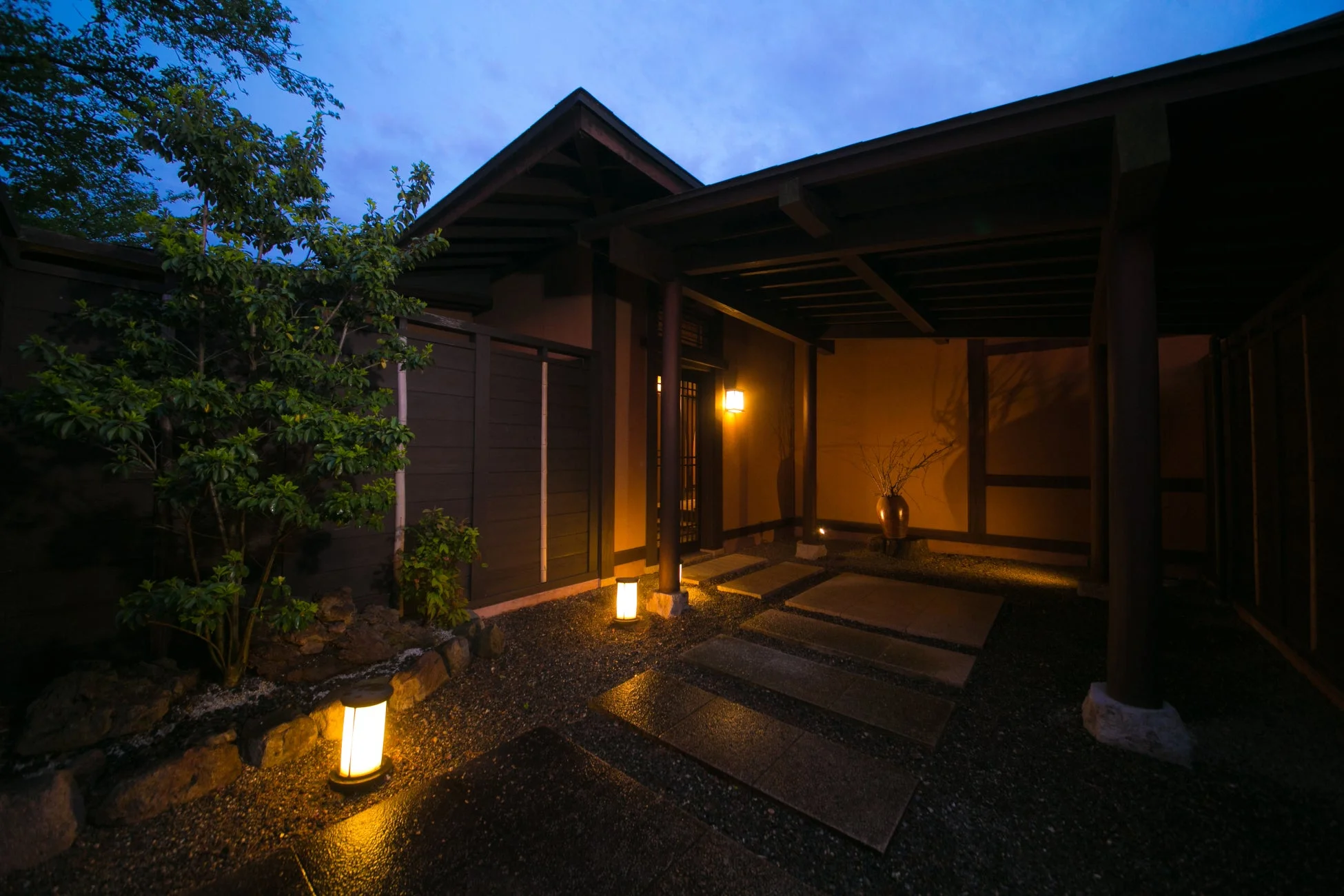 和風建築の玄関夜景