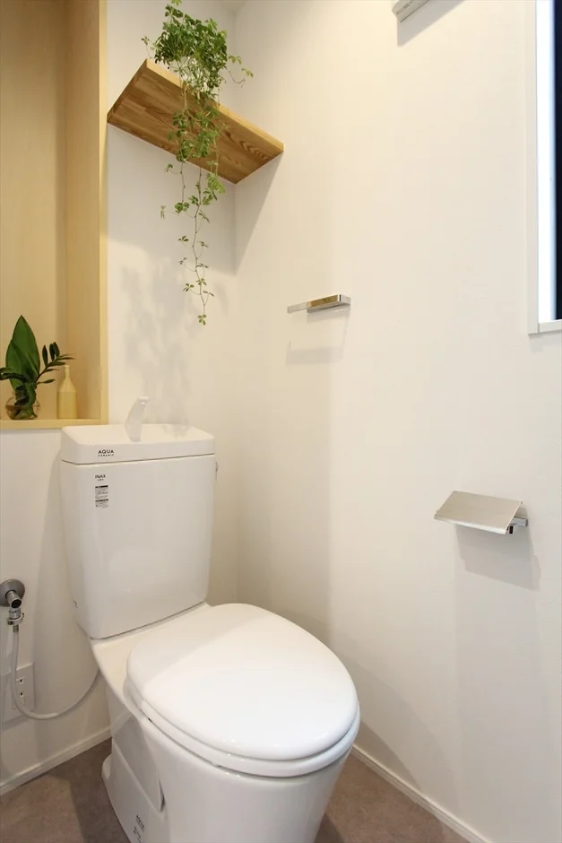 モダンなデザインのトイレ空間