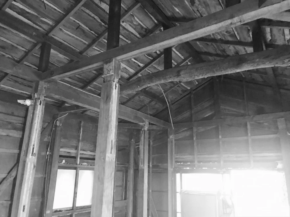 古い木造建築の屋根裏