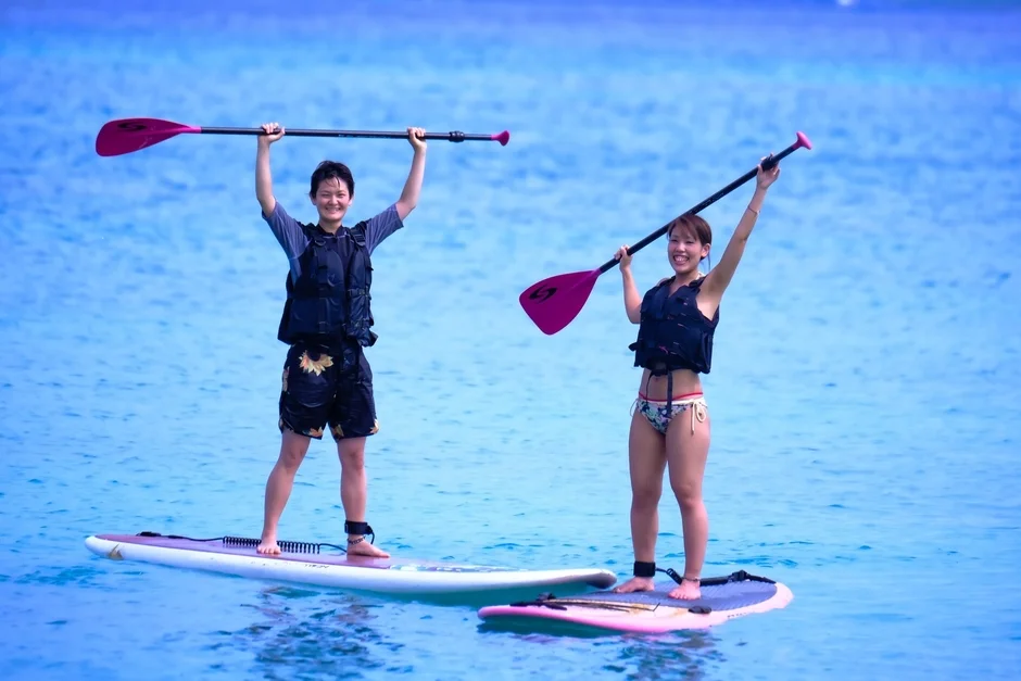 SUPを楽しむ女性たち