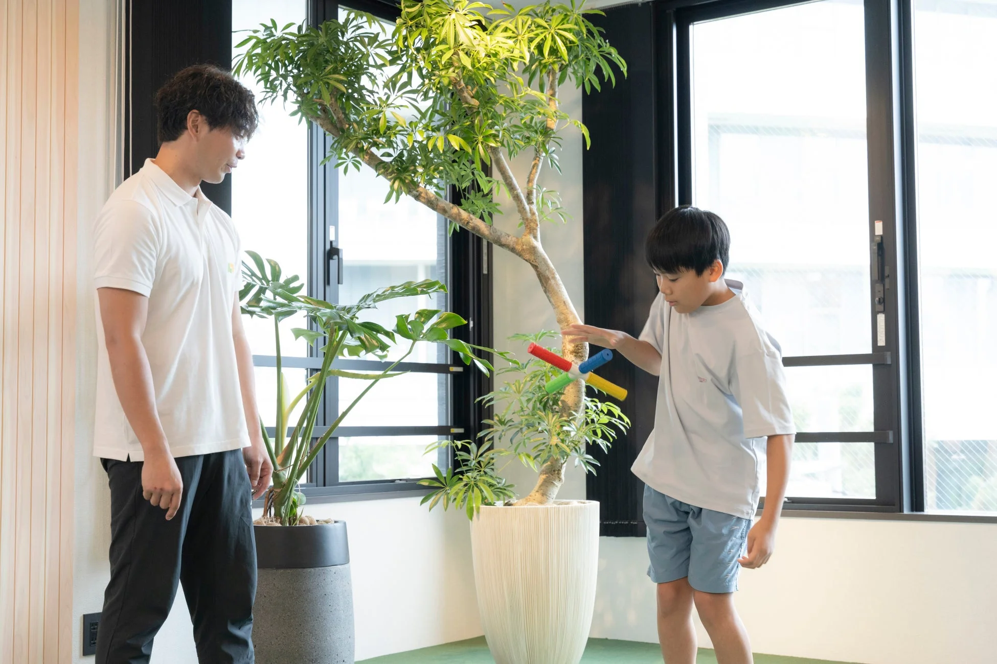 親子,男性,少年,観葉植物,室内,リビング,窓,家庭,生活,自然,教育,遊び