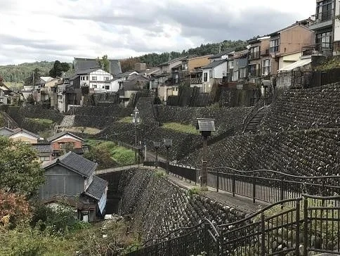石垣と坂道のある集落の風景