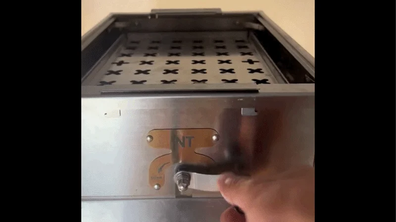 ハンドクランクを操作する手