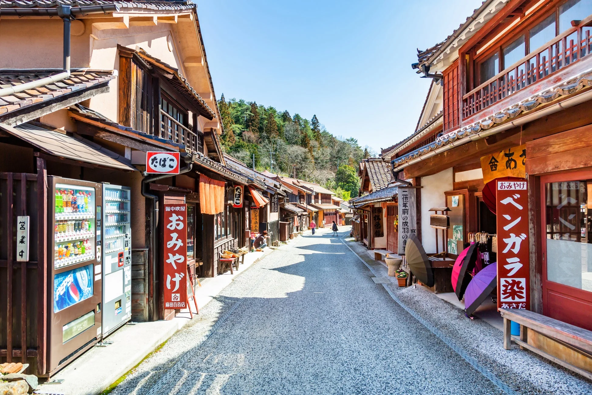 伝統的な日本家屋が立ち並ぶ歴史的な街並みを捉えた写真。