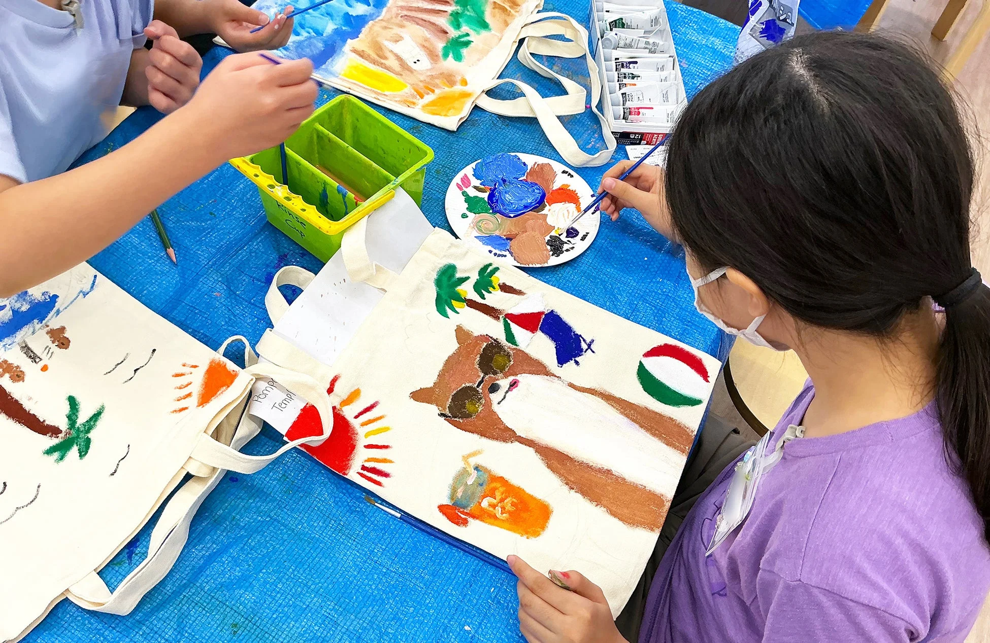 子供たちがトートバッグに絵を描くワークショップ