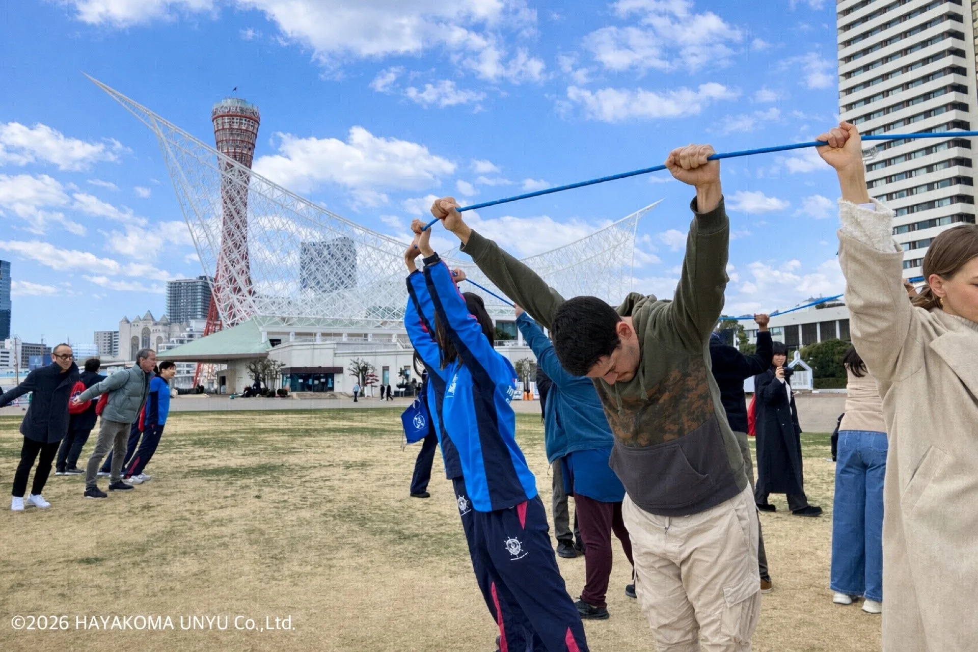 屋外でのストレッチ、神戸ポートタワー背景