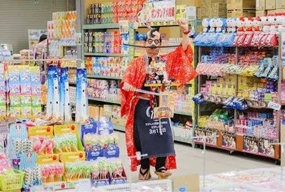 駄菓子屋のような店内でパフォーマンスをする男性