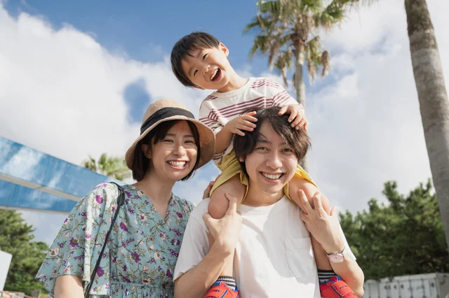 リラックスした家族の旅行イメージ