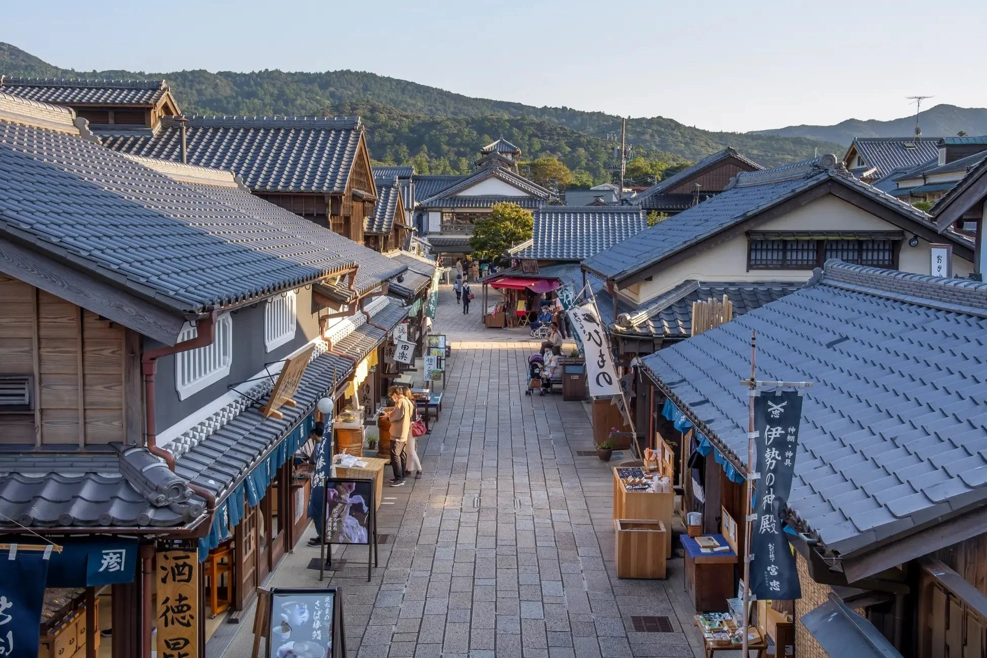 石畳の道が続く日本の伝統的な街並み