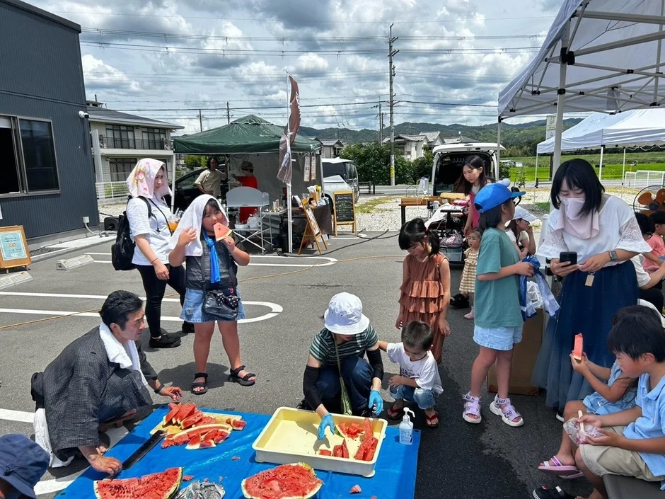 イベントでスイカを楽しむ人々